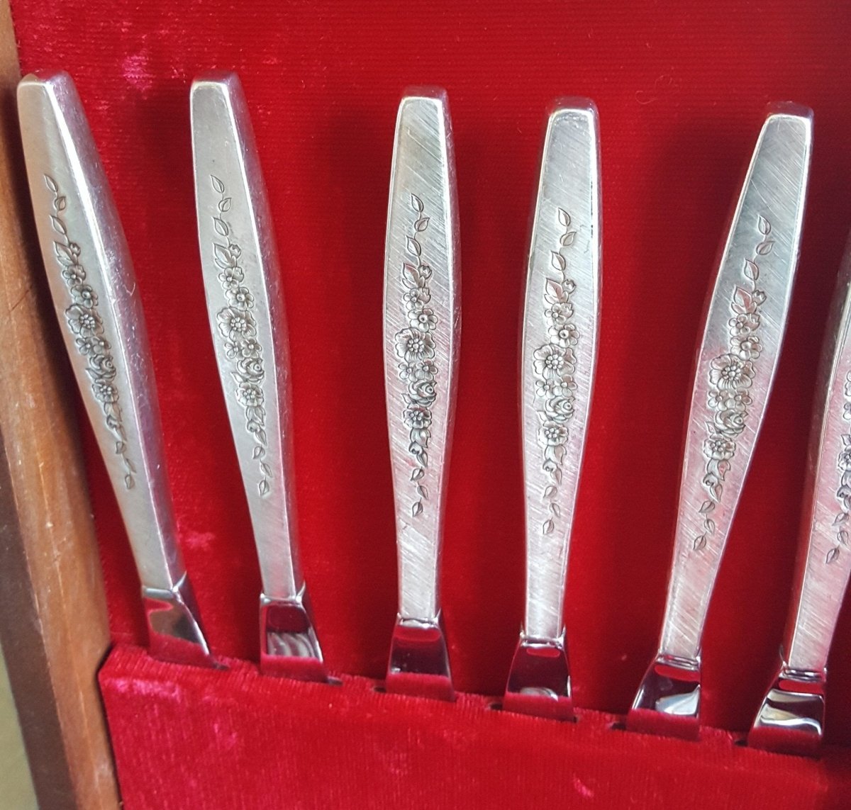 Deep Silver Service for 12 Laurel Mist 71 Piece Silverplate Flatware Set International Deep Silver Luxury Tableware Wedding Registry / Thanksgiving Gift - Silverplated Flatware Set ClassyTea