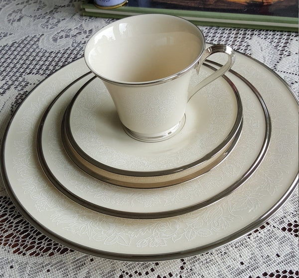 Lenox LENOX Moonspun 20 Piece China Set for 4, Wedding Gift Cream Body White Flower Platinum Trim Luxury Dinnerware Set, Discontinued - China Set ClassyTea