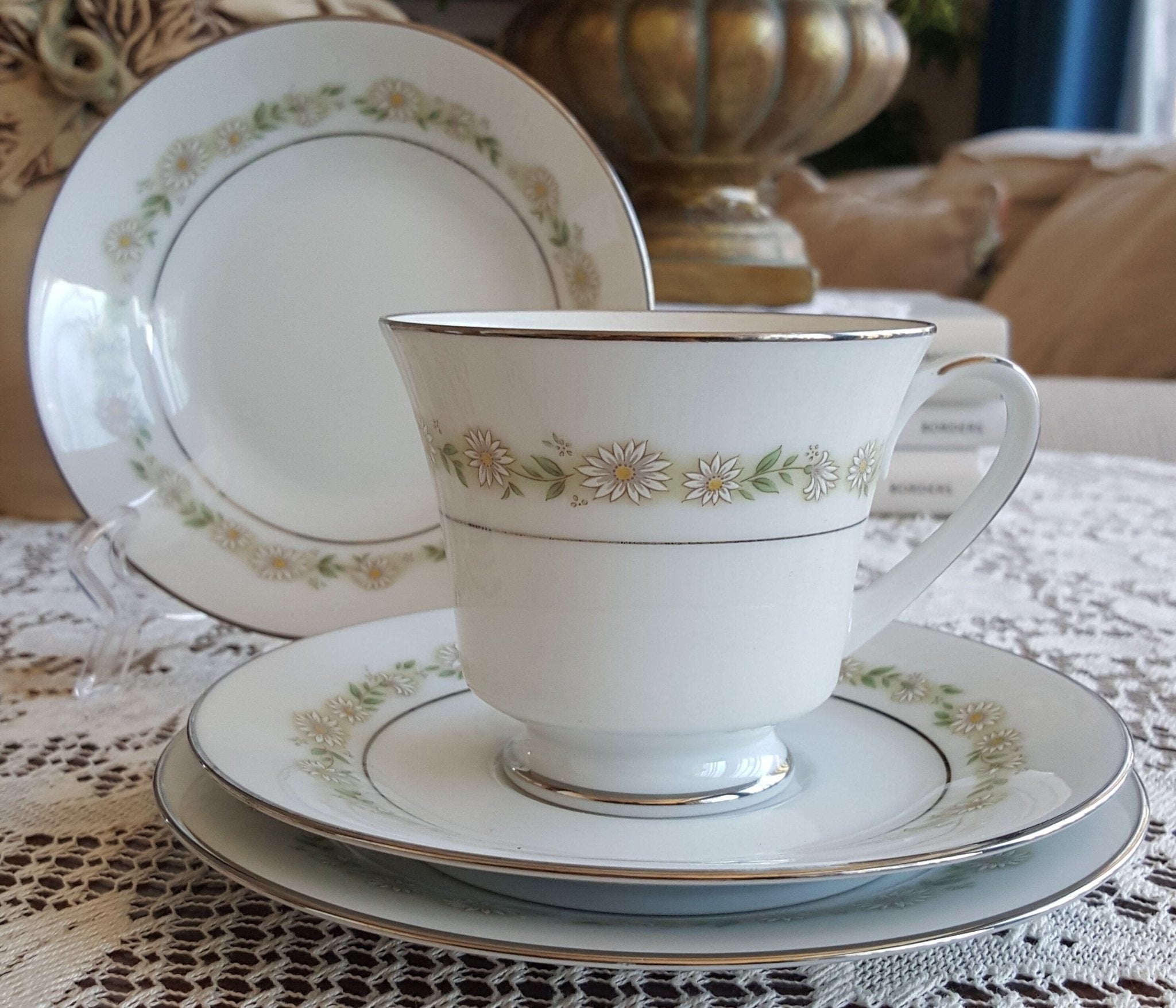 Noritake Breakfast for 6 Noritake Trilby China Set 4 Piece Setting Tan/Gray and White Daisies Flowers on White with Platinum Trim Wedding Gift - China Set ClassyTea