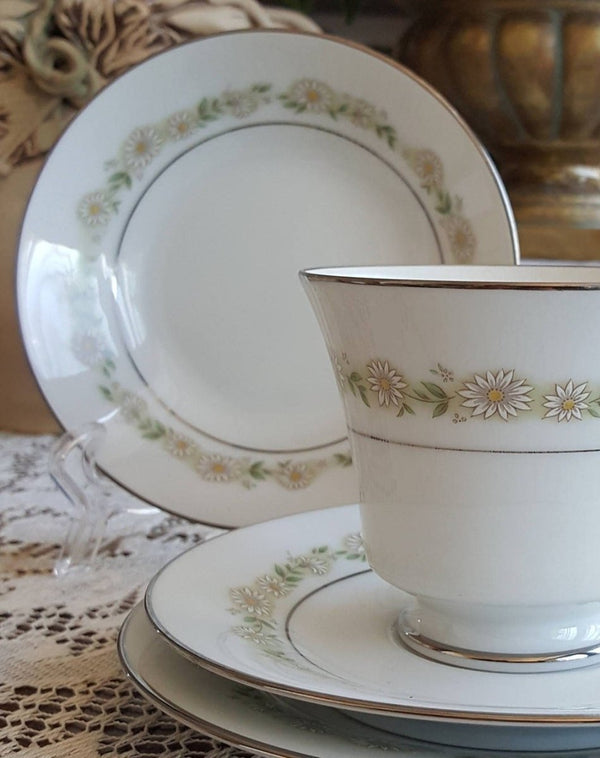 Noritake Breakfast for 6 Noritake Trilby China Set 4 Piece Setting Tan/Gray and White Daisies Flowers on White with Platinum Trim Wedding Gift - China Set ClassyTea