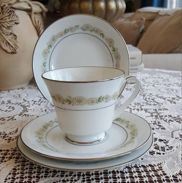 Noritake Breakfast for 6 Noritake Trilby China Set 4 Piece Setting Tan/Gray and White Daisies Flowers on White with Platinum Trim Wedding Gift - China Set ClassyTea
