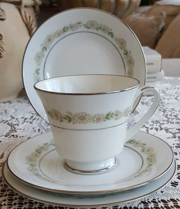 Noritake Breakfast for 6 Noritake Trilby China Set 4 Piece Setting Tan/Gray and White Daisies Flowers on White with Platinum Trim Wedding Gift - China Set ClassyTea
