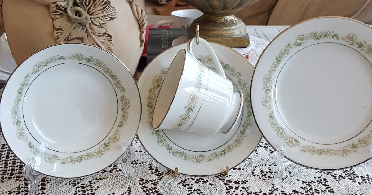 Noritake Breakfast for 6 Noritake Trilby China Set 4 Piece Setting Tan/Gray and White Daisies Flowers on White with Platinum Trim Wedding Gift - China Set ClassyTea