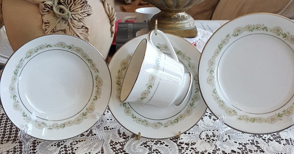Noritake Breakfast for 6 Noritake Trilby China Set 4 Piece Setting Tan/Gray and White Daisies Flowers on White with Platinum Trim Wedding Gift - China Set ClassyTea