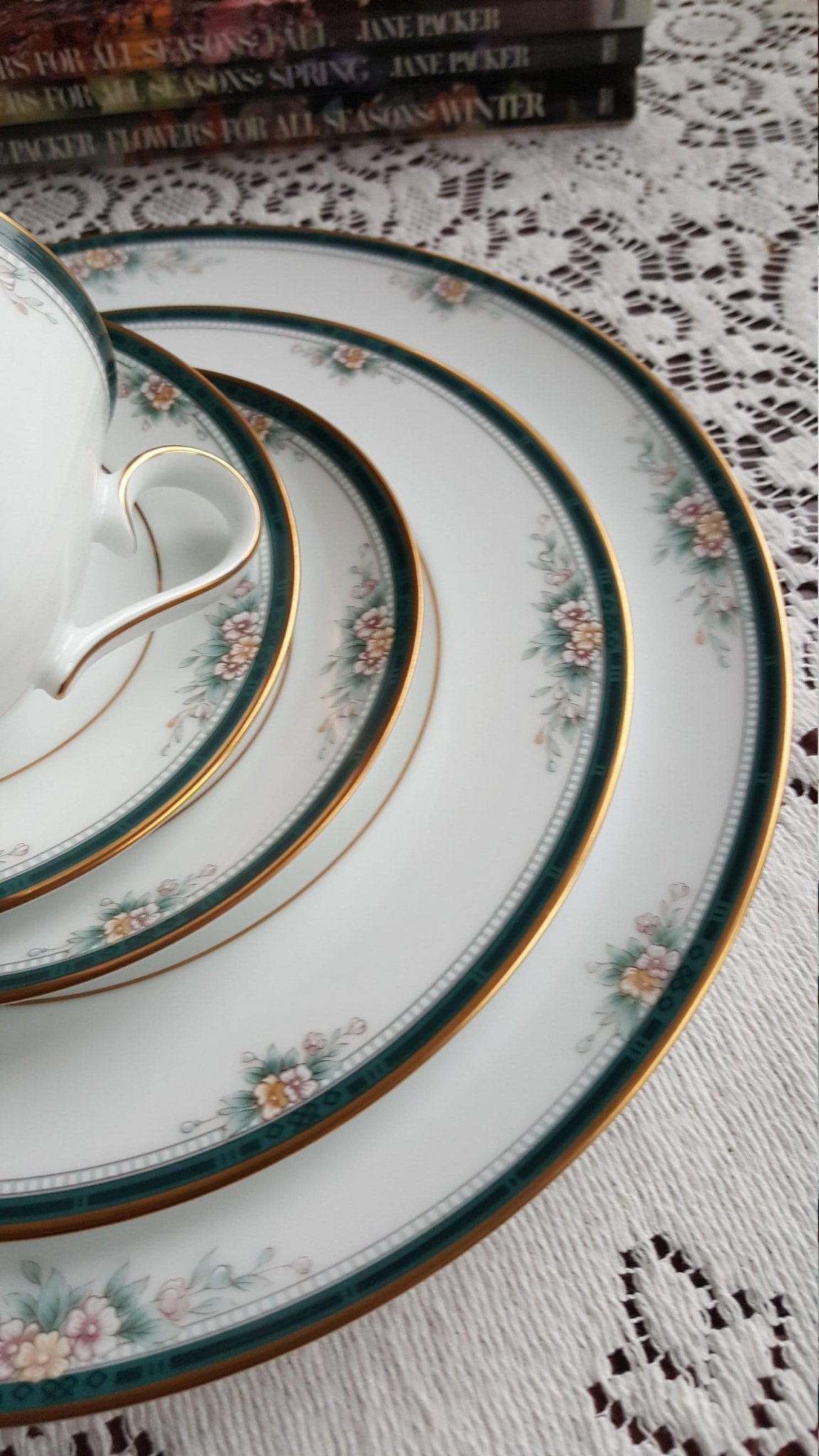 Noritake Noritake Landon 25 - Piece Fine China Dinnerware Set: Pink Flowers, Teal Band, Gold Trim - Wedding Registry Gift | Anniversary | Mid Century - China Set ClassyTea