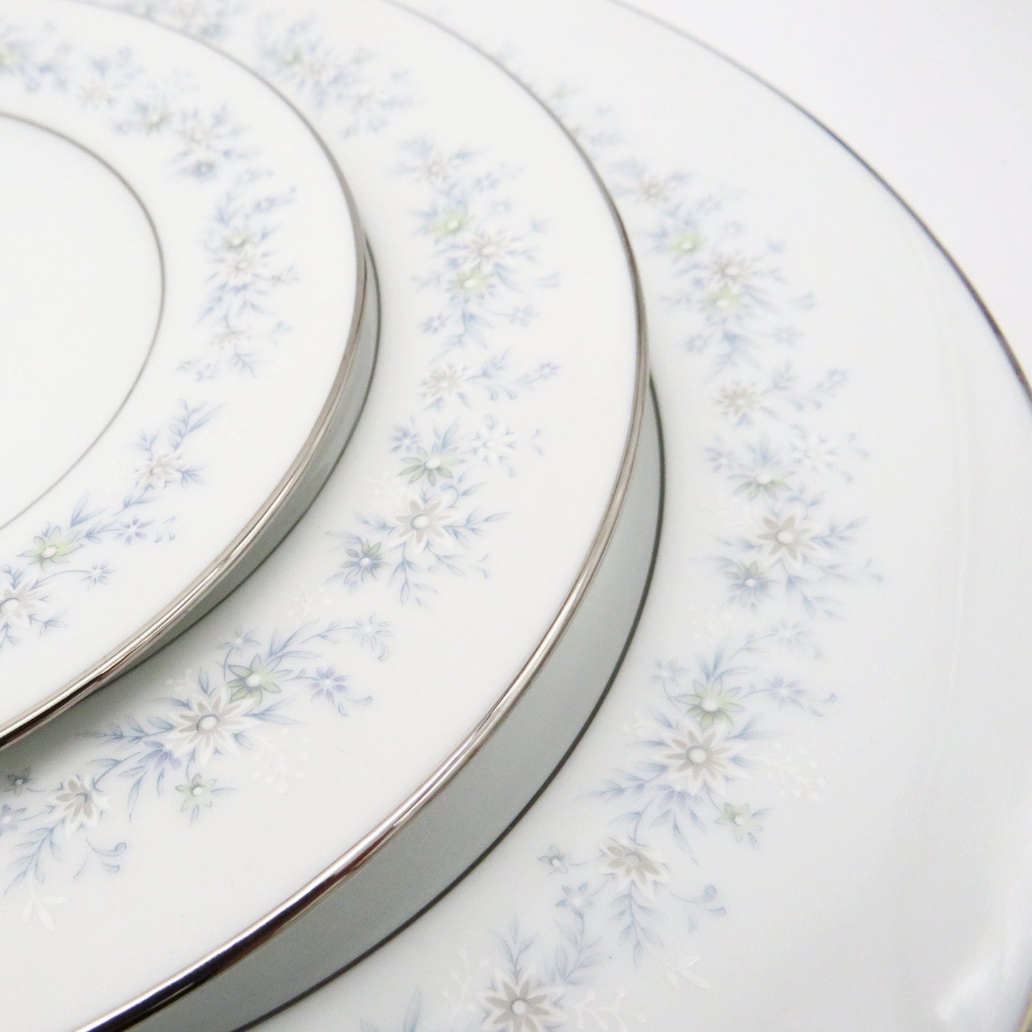 Noritake Noritake Marywood Set for 6 Guest | 32 Pieces China Set with Sugar Bowl and Creamer | Blue Floral and Platinum Trim | Luxury Dinnerware - China Set ClassyTea