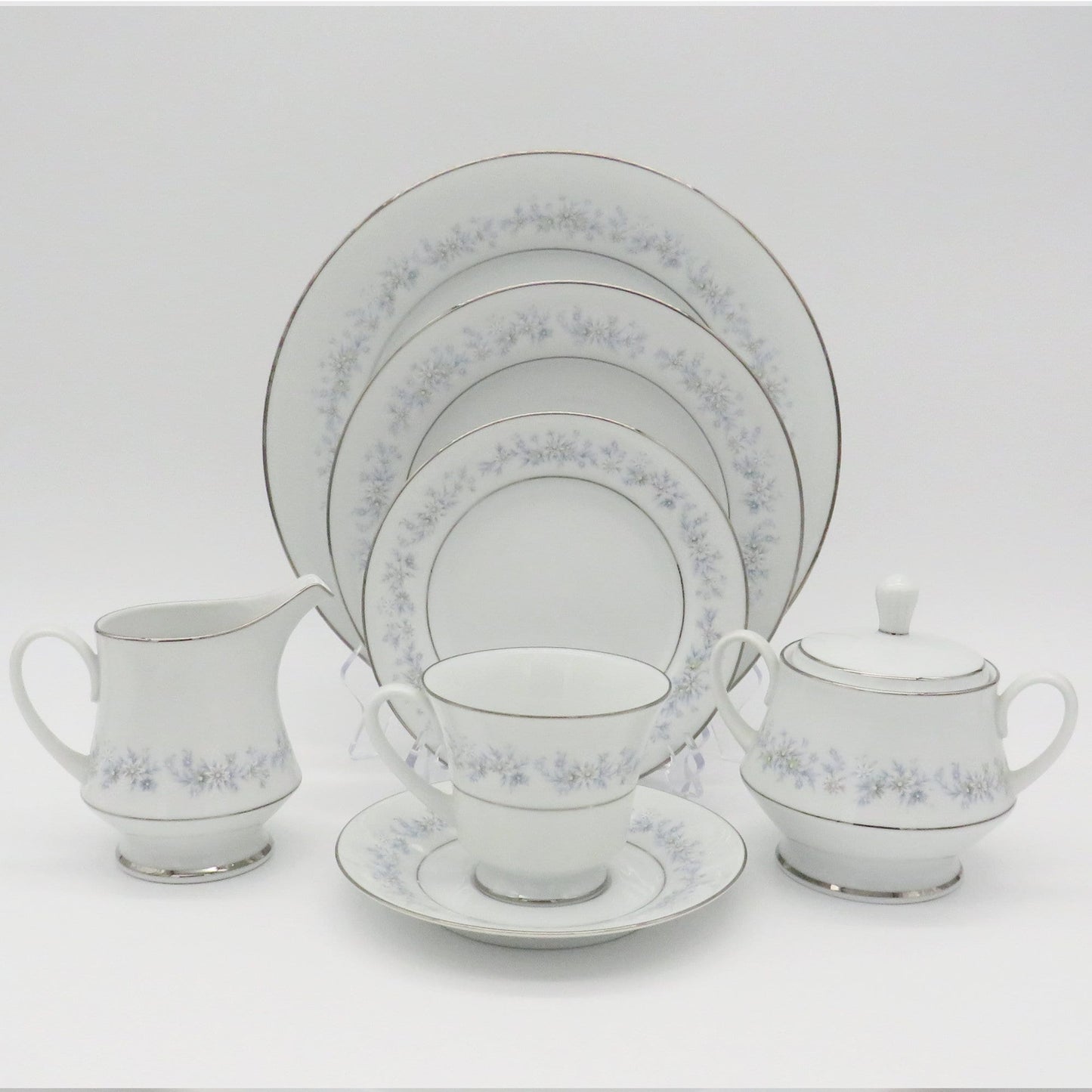 Noritake Noritake Marywood Set for 6 Guest | 32 Pieces China Set with Sugar Bowl and Creamer | Blue Floral and Platinum Trim | Luxury Dinnerware - China Set ClassyTea