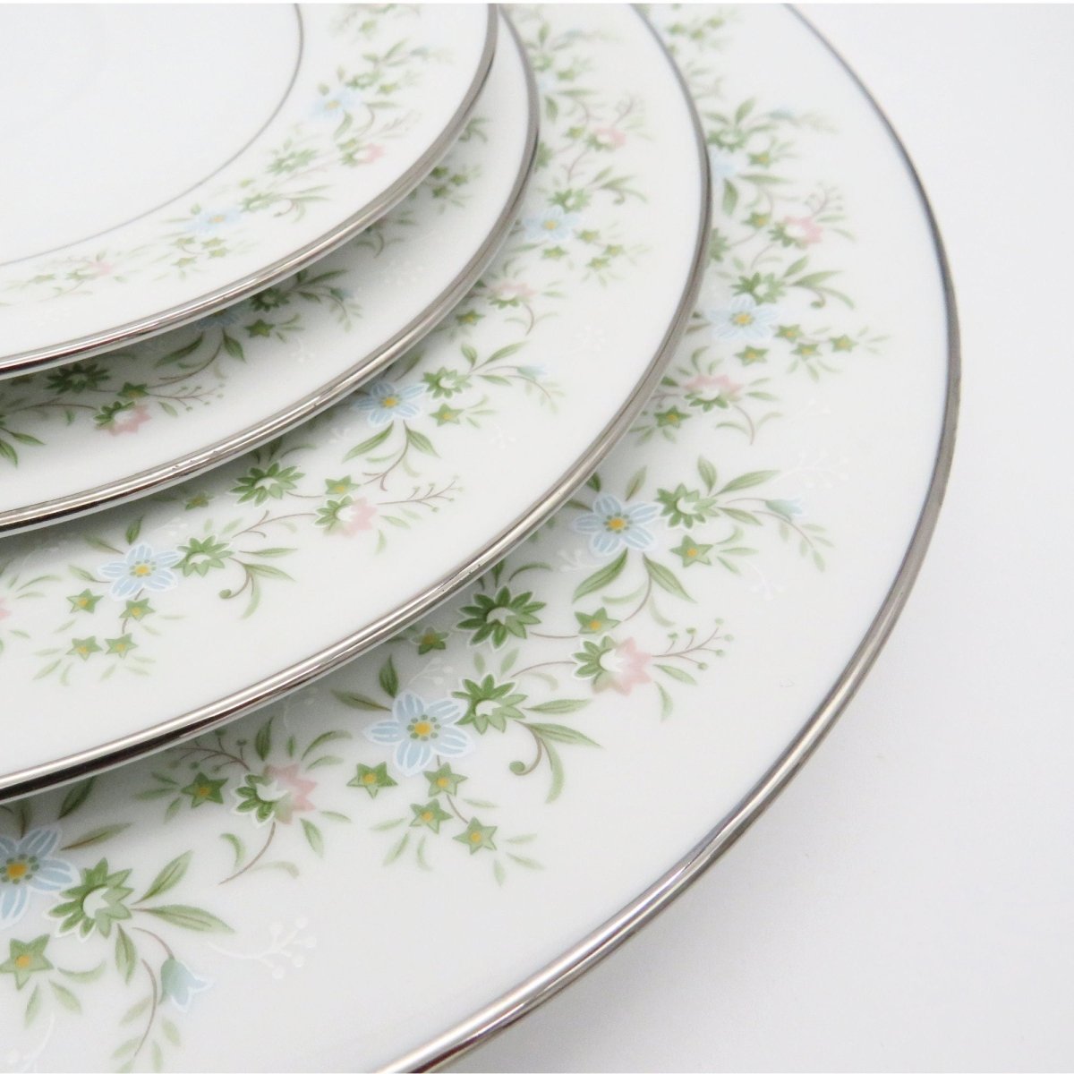 Noritake Noritake Savannah | China Set for 2 | 14 Dinnerware Pieces | Platinum Trim Green Foliage Light Blue pink Flowers on White - China Set ClassyTea