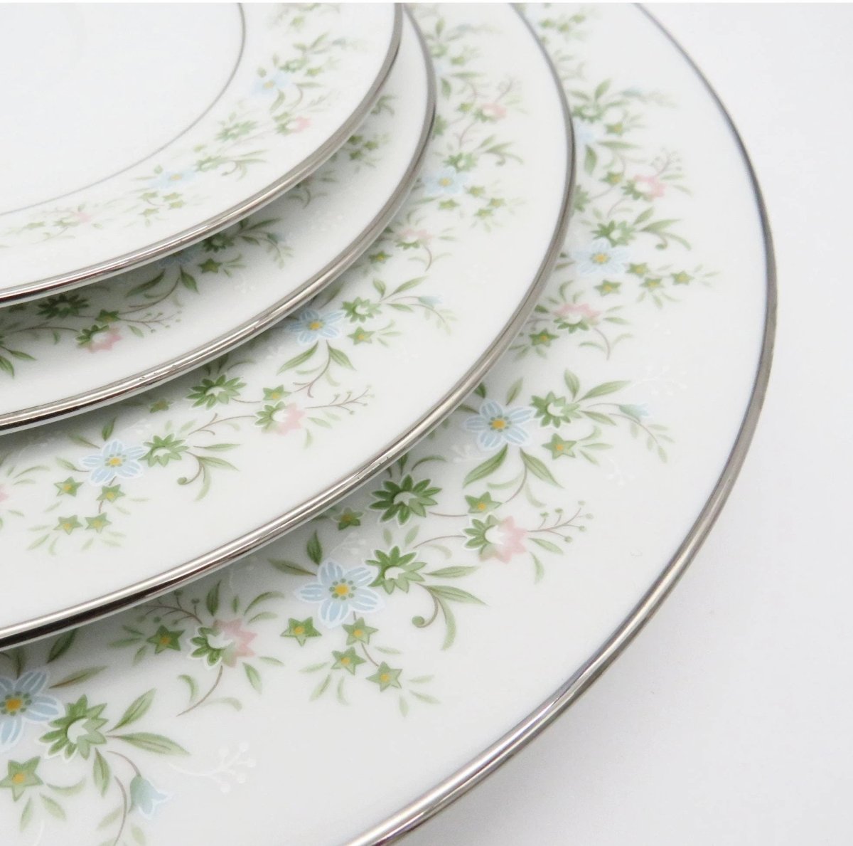 Noritake Noritake Savannah | China Set for 8 | 40 Dinnerware Platinum Trim Green Foliage Light Blue pink Flowers on White Thanksgiving - China Set ClassyTea