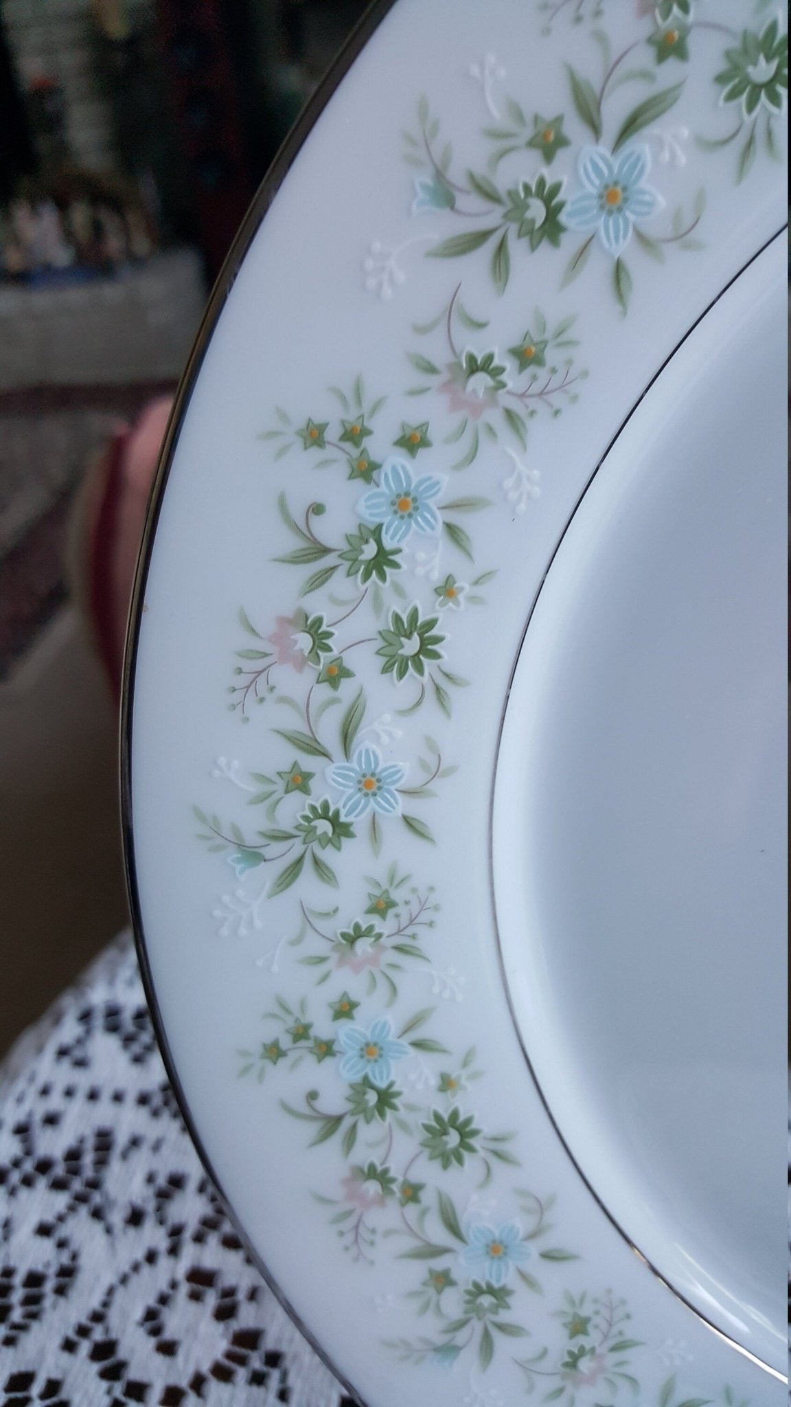 Noritake Set for 4 Noritake Savannah | 5 Piece Place Setting Dinnerware Set Platinum Trim Green Foliage Light Blue pink Flowers on White Wedding Gift - China Set ClassyTea