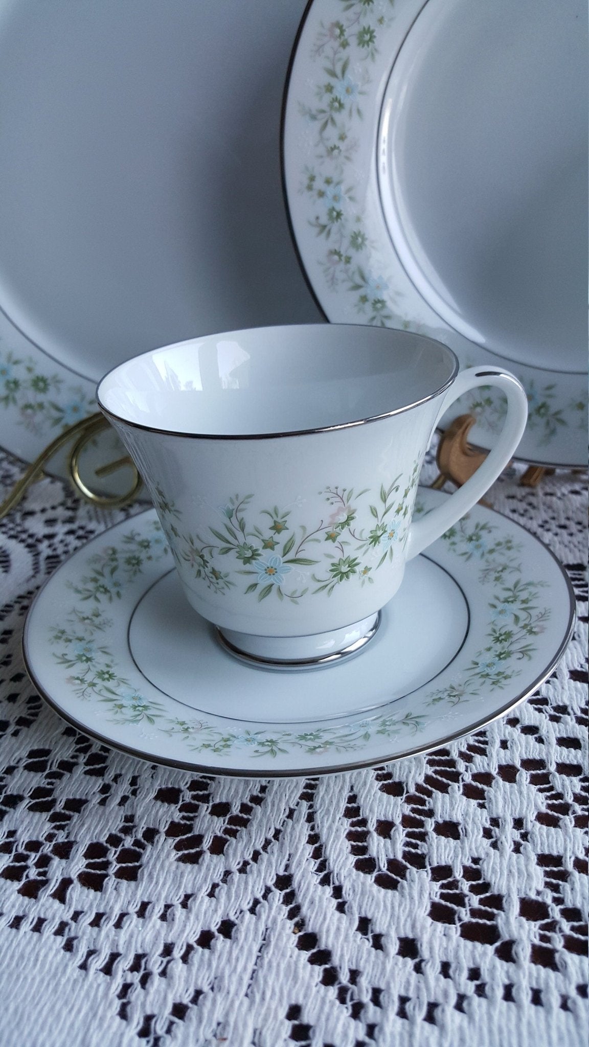 Noritake Set for 4 Noritake Savannah | 5 Piece Place Setting Dinnerware Set Platinum Trim Green Foliage Light Blue pink Flowers on White Wedding Gift - China Set ClassyTea