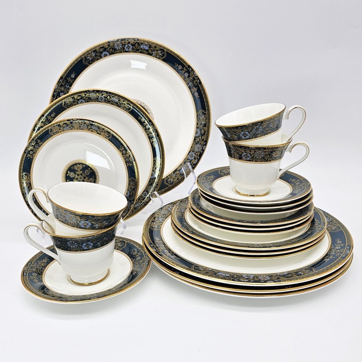 Royal Doulton Royal Doulton Carlyle 20 - Piece China Set, Set for 4, Blue Flowers, Gold Leaves, Teal Band, Christmas Dinnerware - China Set ClassyTea