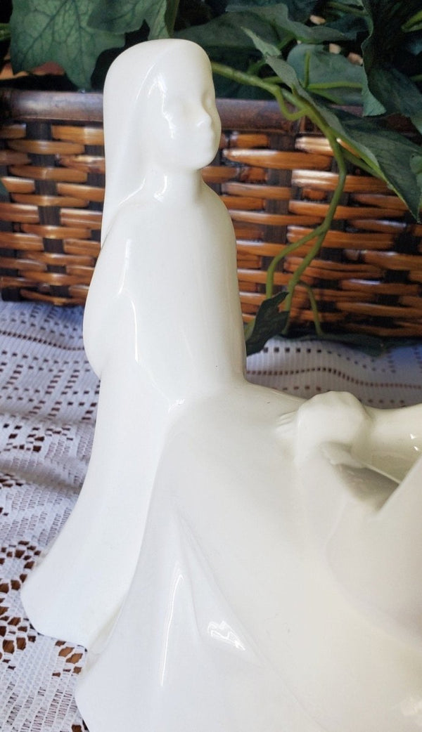 Royal Doulton Royal Doulton Mother And Daughter Porcelain Figurine (1979) | Porcelain - Porcelain Figurine ClassyTea