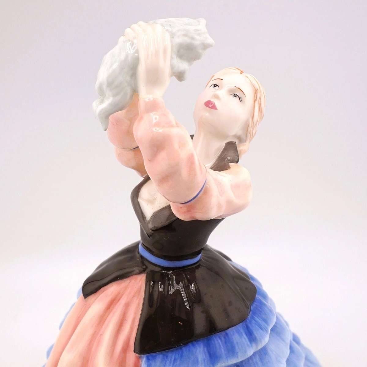 Royal Doulton Royal Doulton "Susan" Figurine – Designed by Pauline Parsons, Pretty Ladies Collection Gift for Mom Birthday Living Room Decor Cabinet - Porcelain Figurine ClassyTea