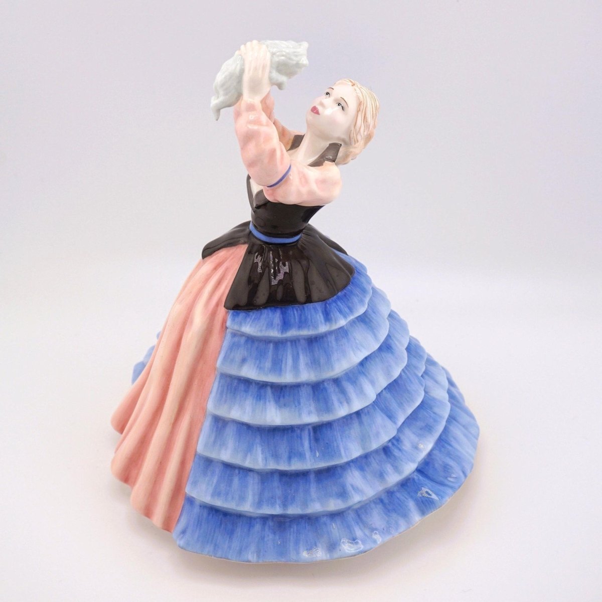 Royal Doulton Royal Doulton "Susan" Figurine – Designed by Pauline Parsons, Pretty Ladies Collection Gift for Mom Birthday Living Room Decor Cabinet - Porcelain Figurine ClassyTea