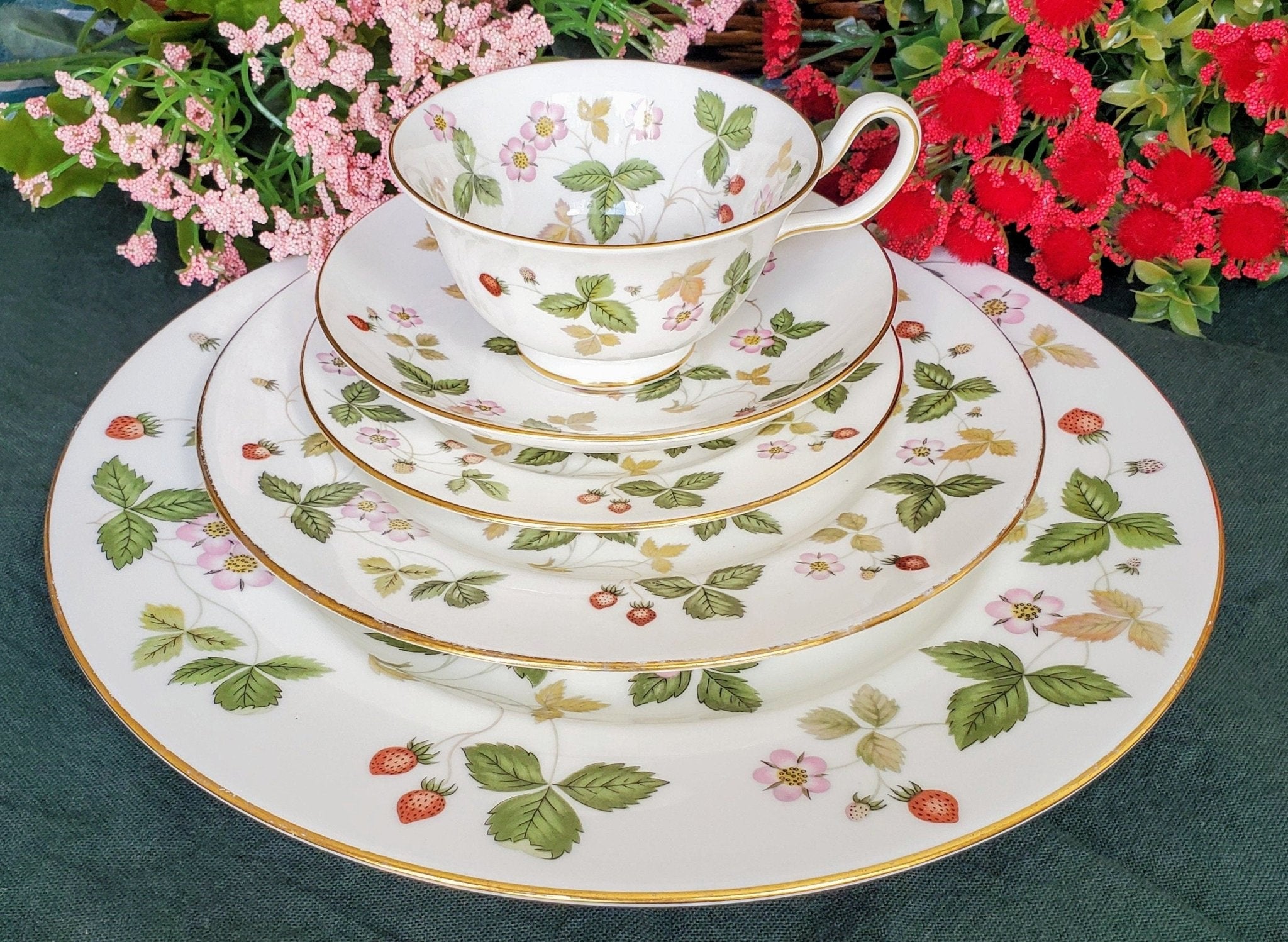 Wedgwood Wedgwood Wild Strawberry China Set For 4 | Bone China - China Set ClassyTea