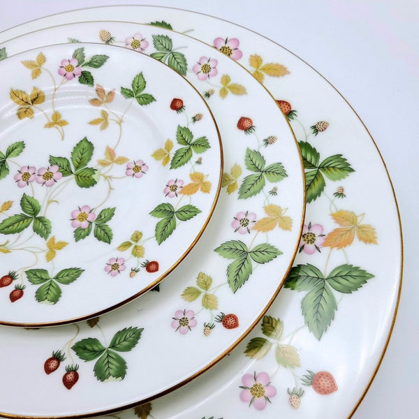 Wedgwood Wedgwood Wild Strawberry China Set For 8 | Bone China - China Set ClassyTea