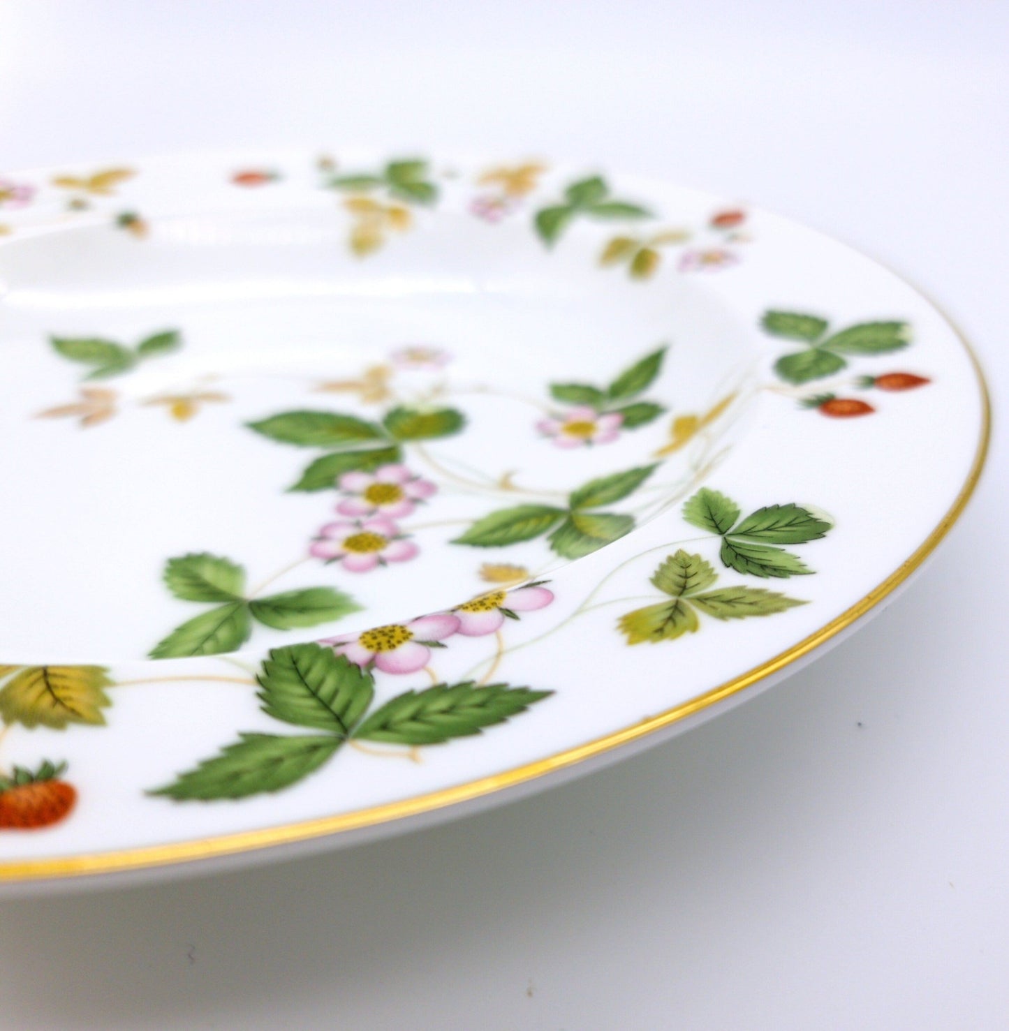Wedgwood Wedgwood Wild Strawberry Set of 4 Large Rim Soup Bowls 22kt Gold Rimmed and Bone China, Red Strawberry Pink Blossoms Green Vines Vintage - Soup Bowl ClassyTea